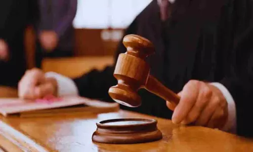 வழக்கு விசாரணையின்போது நீதிபதி மீது செருப்பு வீசிய நபர் - அதிர்ச்சி சம்பவம்