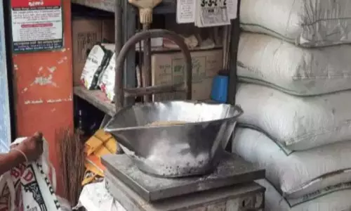 ரேஷன் கடைகளில் நவம்பர் மாதத்திற்குரிய அரிசியை இந்த மாதத்திலேயே பெற்றுக் கொள்ளலாம் - அமைச்சர் சக்கரபாணி