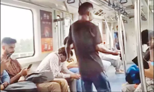 மெட்ரோ ரெயிலில் பிச்சை எடுத்த நபருக்கு ரூ.500 அபராதம்