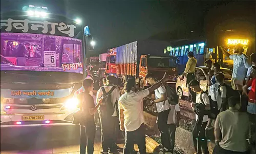 போக்குவரத்து நெரிசலில் 12 மணி நேரம் சிக்கி தவித்த 500 மாணவர்கள்