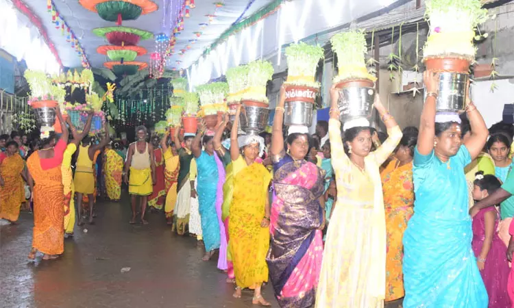 மேலக்கால் காளியம்மன் கோவில் திருவிழா: முளைப்பாரி எடுத்து நேர்த்திக்கடன்  செலுத்திய பெண்கள்
