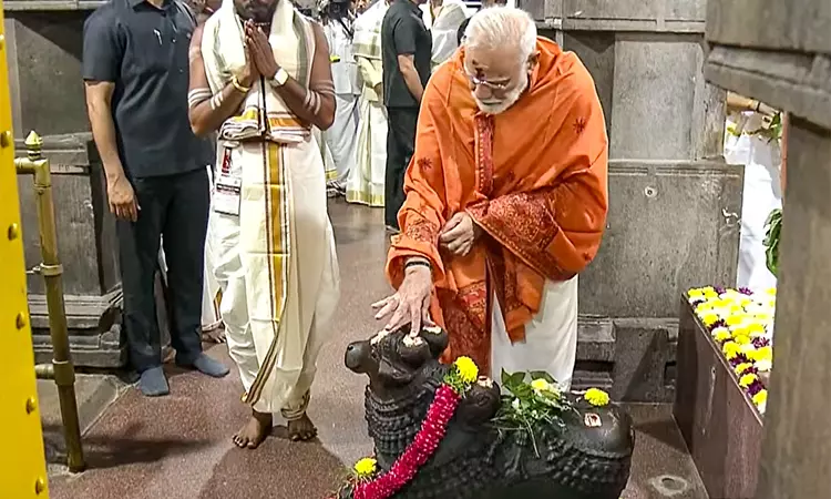 பிரதமர் மோடி ஆந்திரா வருகை - மல்லிகார்ஜுன சுவாமி கோவிலில் சாமி தரிசனம் பிரதமர் மோடி ஆந்திரா வருகை - மல்லிகார்ஜுன சுவாமி கோவிலில் சாமி தரிசனம்