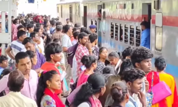 தீபாவளியை கொண்டாட சொந்த ஊருக்கு படையெடுக்கும் வடமாநில தொழிலாளர்கள் - திருப்பூர் ரெயில் நிலையத்தில் அலைமோதும் கூட்டம்