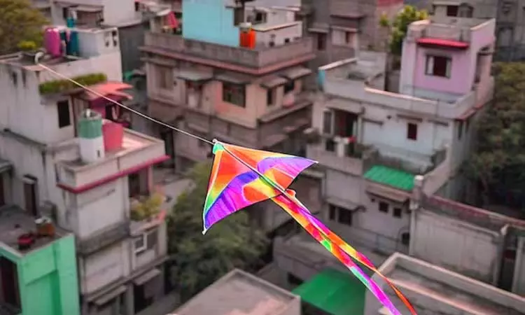 பட்டத்தை பிடிக்க முயன்றபோது 3-வது மாடியில் இருந்து தவறி விழுந்து 3 வயது சிறுவன் உயிரிழப்பு