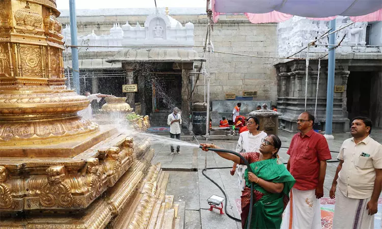 திருப்பதி கோவிந்தராஜ சுவாமி கோவிலில் ஆழ்வார் திருமஞ்சனம்