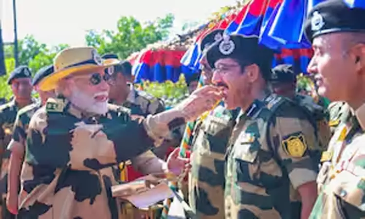 கடற்படையினருடன் தீபாவளி கொண்டாடுகிறார் பிரதமர் மோடி