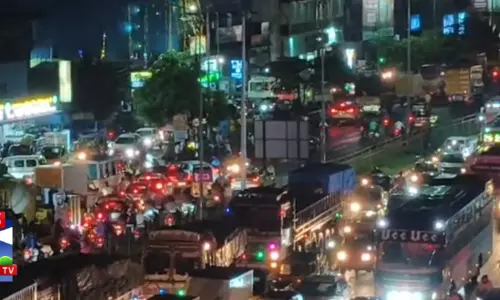 தீபாவளி;  சொந்த ஊருக்கு படையெடுக்கும் மக்களால் சென்னையில் கடும் போக்குவரத்து நெரிசல்