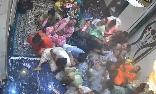 மத்தியபிரதேசத்தில் 25 திருநங்கைகள் ஆஸ்பத்திரியில் திடீர் அனுமதி மத்தியபிரதேசத்தில் 25 திருநங்கைகள் ஆஸ்பத்திரியில் திடீர் அனுமதி