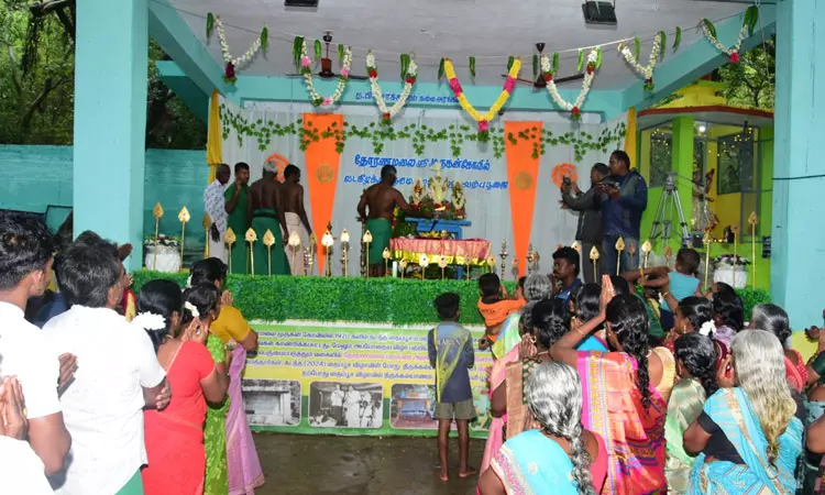 தோரணமலையில் கடைசி வெள்ளியை முன்னிட்டு வேல்பூஜை: பெண்கள் தீபங்கள் ஏற்றி  வழிபாடு