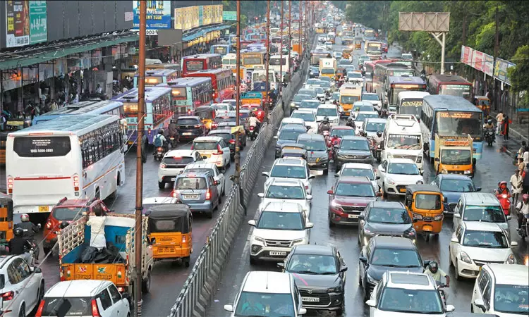 சொந்த ஊருக்கு புறப்பட்ட மக்கள்: சென்னையின் முக்கிய இடங்களில் கடும் போக்குவரத்து நெரிசல்