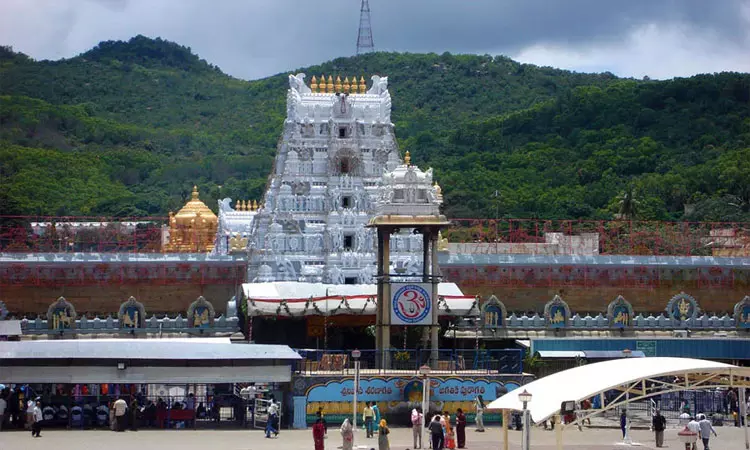 திருப்பதி கோவில் அன்னதான திட்டத்துக்கு ரூ.11 கோடி காணிக்கை; மும்பை பக்தர் வழங்கினார்