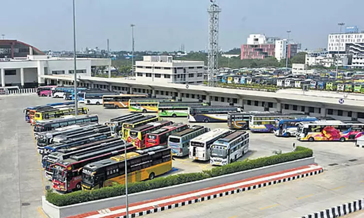 ஆம்னி பஸ்களில் கூடுதல் கட்டணம்: ரூ.43½ லட்சம் அபராதம், வரி வசூல் - போக்குவரத்து ஆணையர் தகவல்