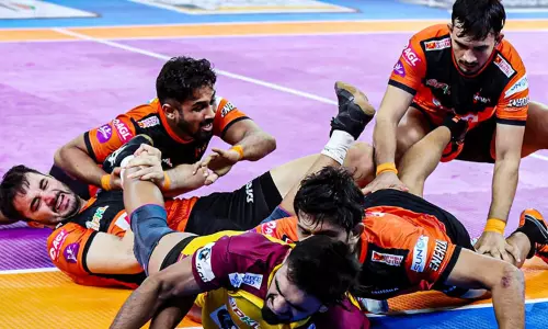 புரோ கபடி லீக்: மும்பை அணி 8-வது வெற்றி