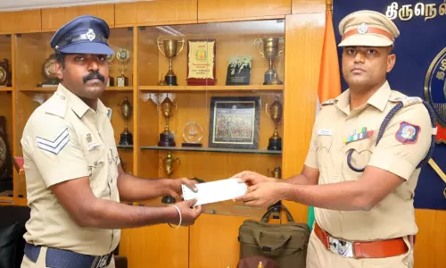 திருநெல்வேலியில் 3 காவலர்களுக்கு சேமநல நிதியிலிருந்து உதவித்தொகை: எஸ்.பி. வழங்கினார் திருநெல்வேலியில் 3 காவலர்களுக்கு சேமநல நிதியிலிருந்து உதவித்தொகை: எஸ்.பி. வழங்கினார்