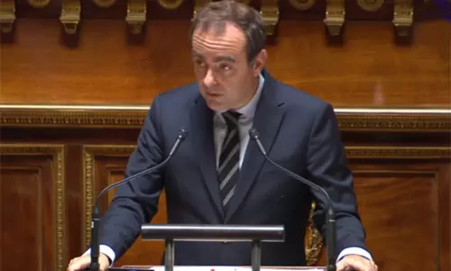 பிரான்ஸ் நாடாளுமன்றத்தில் பிரதமருக்கு எதிரான நம்பிக்கையில்லா தீர்மானம் தோல்வி