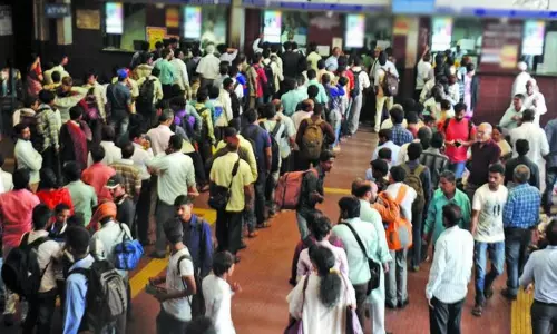 முடங்கிய சர்வர்: ரெயில் நிலையங்களில் எளிதாக கிடைத்த தட்கல் டிக்கெட் - காத்திருந்தவர்கள் மகிழ்ச்சி