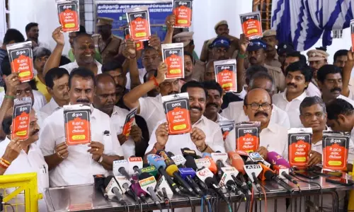 தி.மு.க. உருட்டு கடை அல்வா: காலி பாக்கெட்டை காட்டிய எடப்பாடி பழனிசாமி தி.மு.க. உருட்டு கடை அல்வா: காலி பாக்கெட்டை காட்டிய எடப்பாடி பழனிசாமி