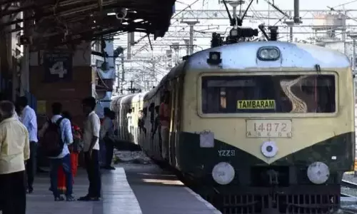 தீபாவளி பண்டிகை: ஞாயிறு அட்டவணைப்படி புறநகர் ரெயில்கள் இயக்கம்