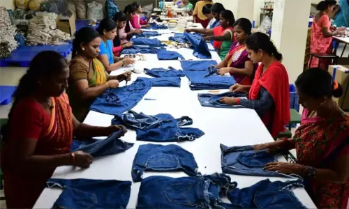 திருப்பூரில் கடந்த செப்டம்பர் மாதத்தில் ஆயத்த ஆடை ஏற்றுமதி வர்த்தகம் 10.1 சதவீதம் சரிவு திருப்பூரில் கடந்த செப்டம்பர் மாதத்தில் ஆயத்த ஆடை ஏற்றுமதி வர்த்தகம் 10.1 சதவீதம் சரிவு