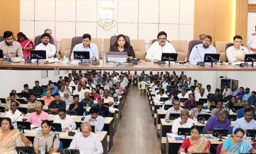 வடகிழக்குப் பருவமழை: முன்னேற்பாட்டு பணிகள் தொடர்பாக மேயர் பிரியா தலைமையில் ஆய்வுக் கூட்டம் வடகிழக்குப் பருவமழை: முன்னேற்பாட்டு பணிகள் தொடர்பாக மேயர் பிரியா தலைமையில் ஆய்வுக் கூட்டம்