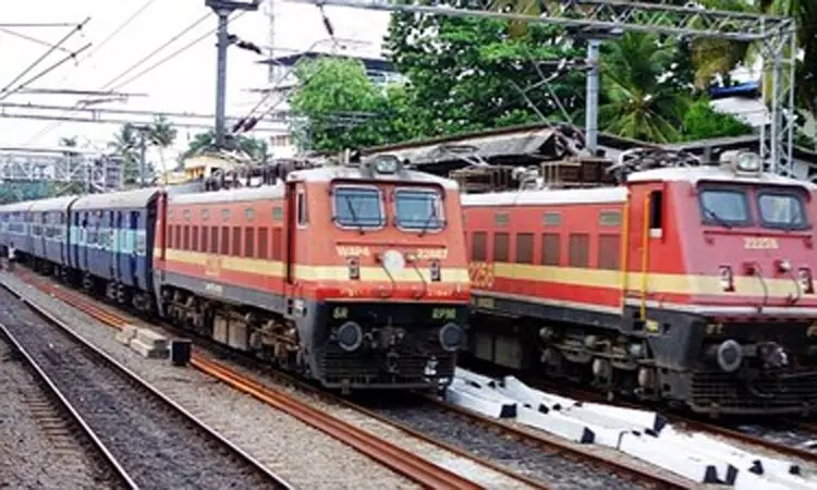 செங்கல்பட்டில் ரெயில்கள் ஒரு மணி நேரத்திற்கு மேலாக காலதாமதம் - பயணிகள் கடும் அவதி