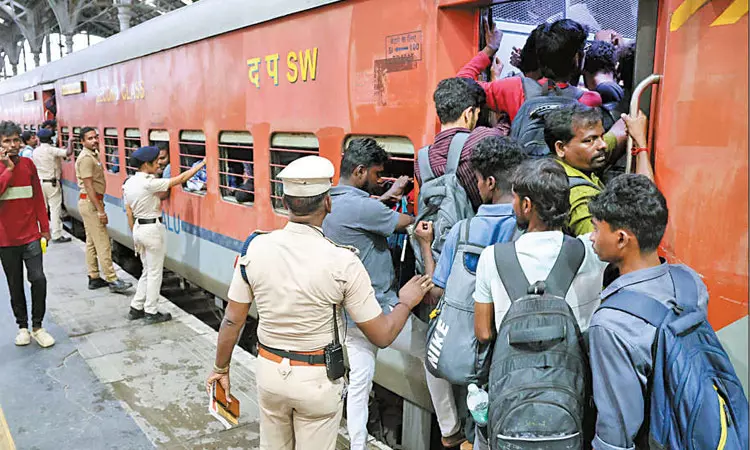 தீபாவளியை முன்னிட்டு இன்று முதல் 22-ந்தேதி வரையில் 110 சிறப்பு ரெயில்கள் இயக்கம்