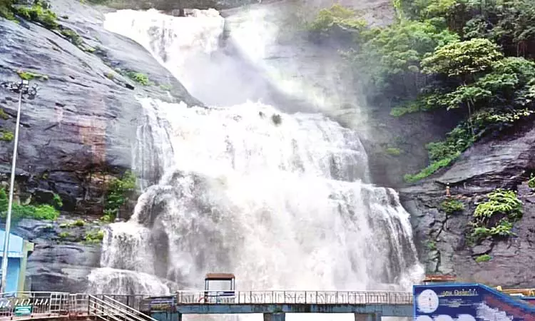 குற்றாலத்தில் சுற்றுலா பயணிகள் குளிக்க தடை நீட்டிப்பு