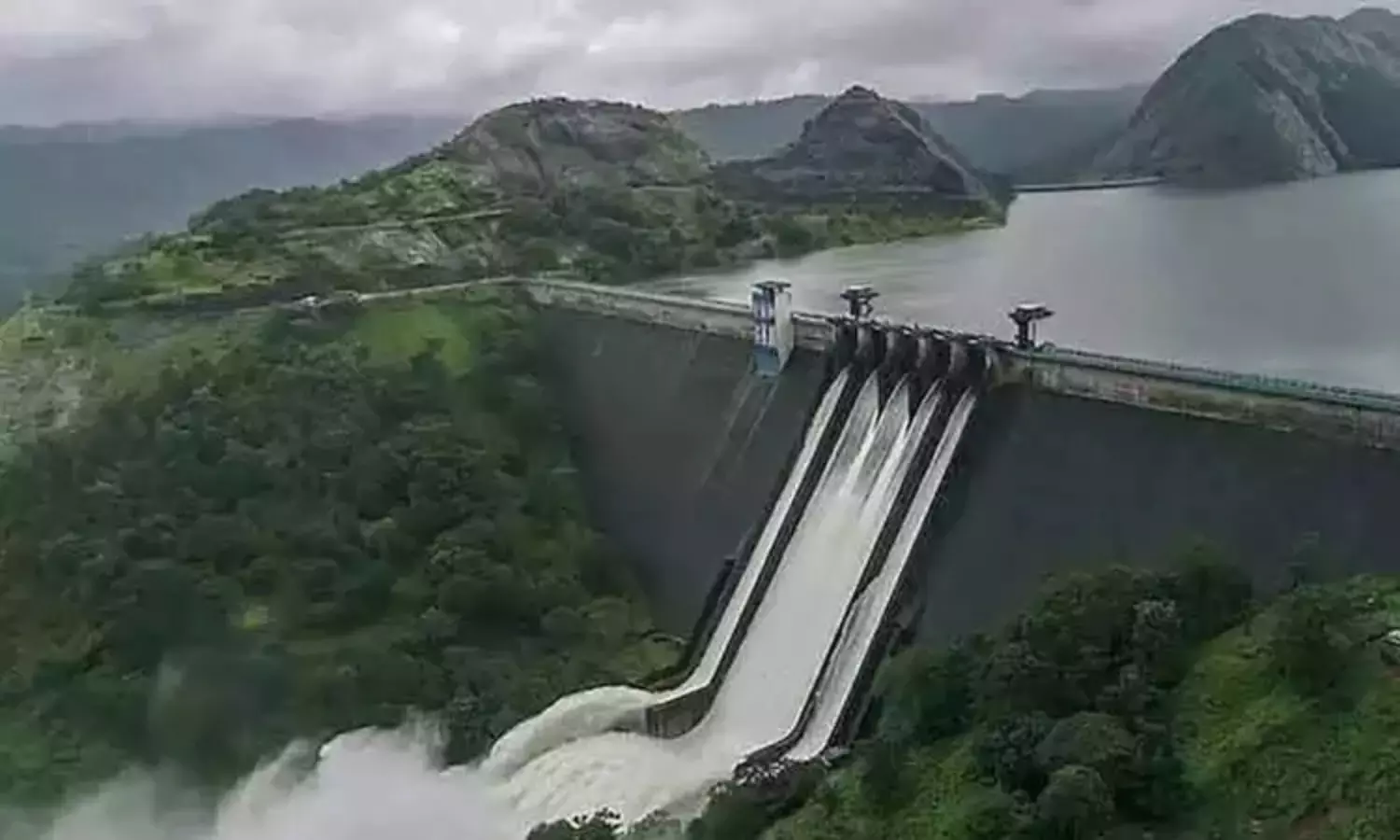 நீர்மட்டம் உயர்ந்ததால் முல்லைப் பெரியாறு அணையில் இருந்து தண்ணீர் திறப்பு