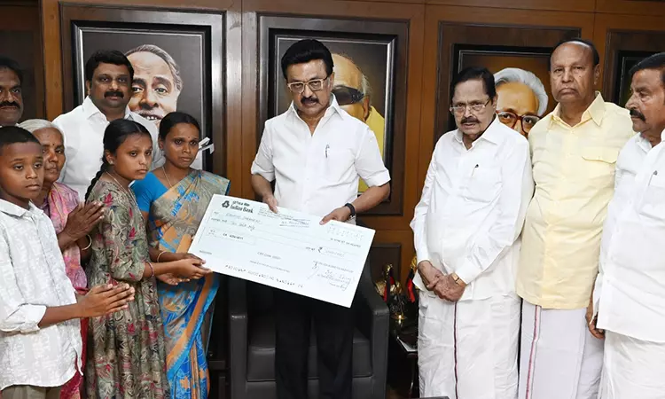 சாலை விபத்தில் உயிரிழந்த தி.மு.க. உறுப்பினர்களின் குடும்பத்தினருக்கு நிதியுதவி - மு.க.ஸ்டாலின் வழங்கினார்