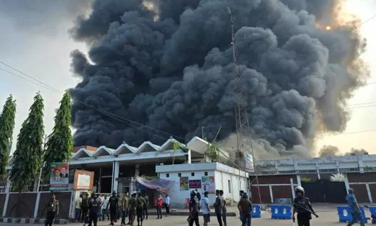 வங்காளதேச விமான நிலையத்தில் பயங்கர தீ விபத்து; விமான சேவை ரத்து வங்காளதேச விமான நிலையத்தில் பயங்கர தீ விபத்து; விமான சேவை ரத்து