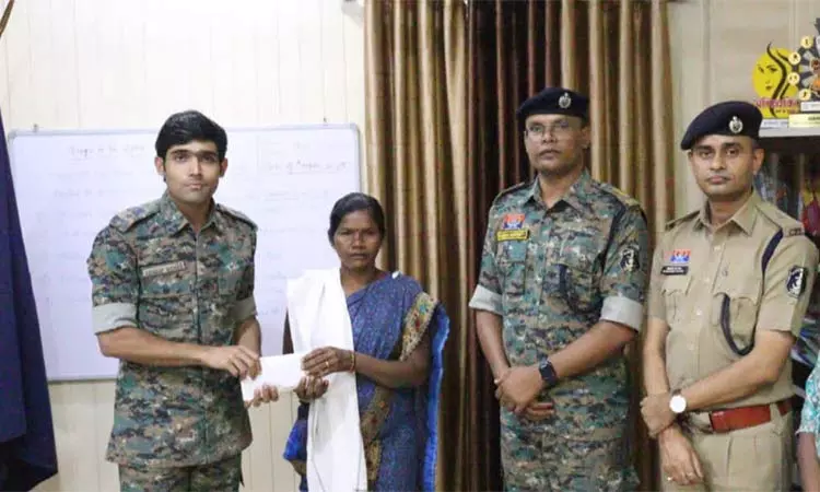 தலைக்கு ரூ. 5 லட்சம் சன்மானம் அறிவிக்கப்பட்ட மாவோயிஸ்டு பெண் தளபதி போலீசில் சரண் தலைக்கு ரூ. 5 லட்சம் சன்மானம் அறிவிக்கப்பட்ட மாவோயிஸ்டு பெண் தளபதி போலீசில் சரண்