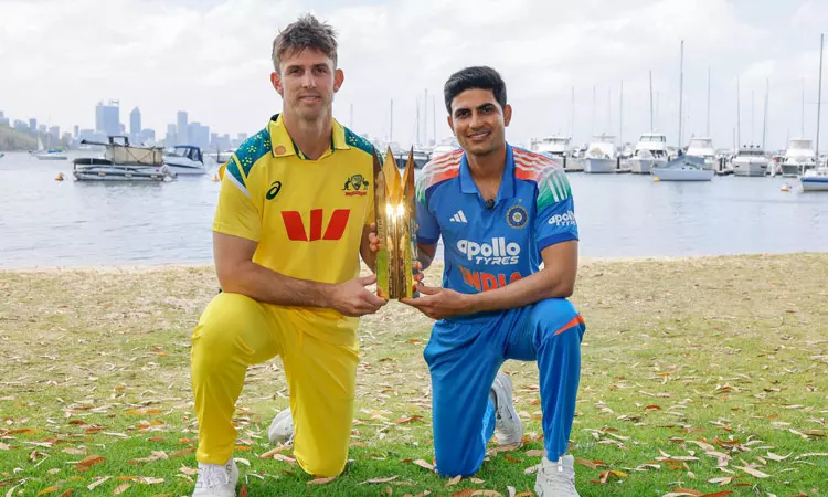 இந்தியா-ஆஸி. ஒருநாள் தொடர்: வெற்றி கோப்பையுடன் புகைப்படம் எடுத்த கேப்டன்கள்