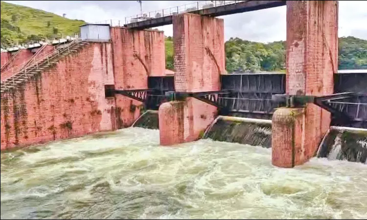 முல்லைப்பெரியாறு அணை நீர்மட்டம்  உயர்வு; கேரளாவுக்கு உபரிநீர் திறப்பு; வெள்ள அபாய எச்சரிக்கை