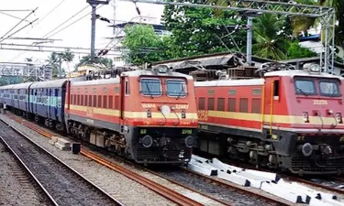 செங்கல்பட்டில் ரெயில்கள் ஒரு மணி நேரத்திற்கு மேலாக காலதாமதம் - பயணிகள் கடும் அவதி