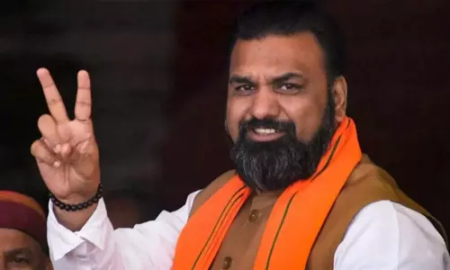 பீகார் துணை முதல்-மந்திரி வயது, கல்வித்தகுதி குறித்து சர்ச்சை பீகார் துணை முதல்-மந்திரி வயது, கல்வித்தகுதி குறித்து சர்ச்சை