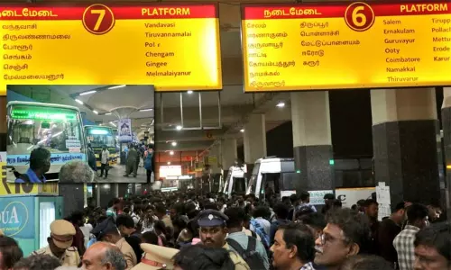 தீபாவளியை முன்னிட்டு கடந்த 2 நாட்களில் அரசு பஸ்களில் 3 லட்சம் பேர் பயணம்