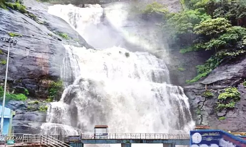 குற்றாலத்தில் சுற்றுலா பயணிகள் குளிக்க தடை நீட்டிப்பு குற்றாலத்தில் சுற்றுலா பயணிகள் குளிக்க தடை நீட்டிப்பு