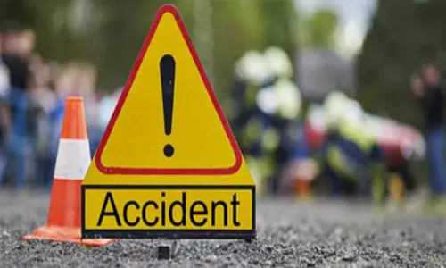 அமெரிக்கா: நெடுஞ்சாலை அருகே விழுந்து நொறுங்கிய சிறிய ரக விமானம் - 3 பேர் உயிரிழப்பு