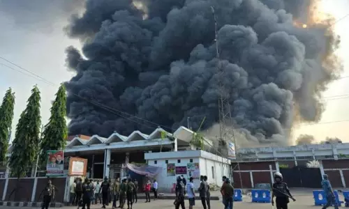 வங்காளதேச விமான நிலையத்தில் பயங்கர தீ விபத்து; விமான சேவை ரத்து வங்காளதேச விமான நிலையத்தில் பயங்கர தீ விபத்து; விமான சேவை ரத்து