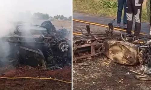 பைக் மீது கார் மோதி கோர விபத்து - ஒரே குடும்பத்தை சேர்ந்த 4 பேர் பலி