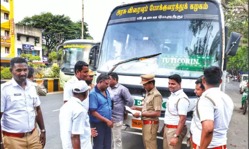 போக்குவரத்து அதிகாரிகள் திடீர் சோதனை: உரிய ஆவணம் இல்லாத 30 பஸ்களுக்கு அபராதம்