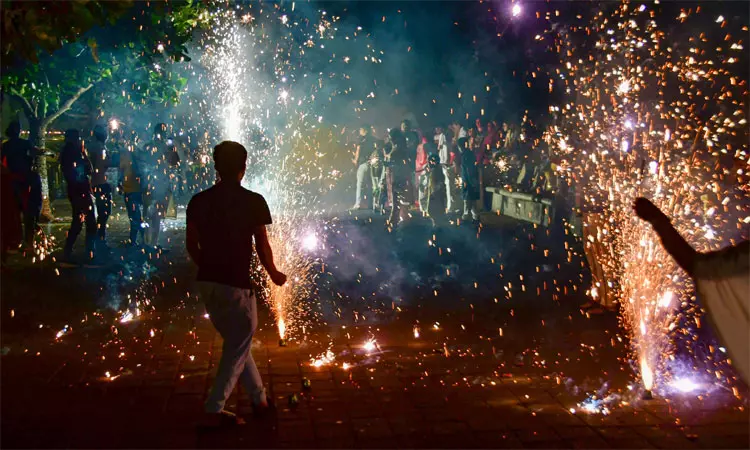 பொதுமக்கள் பாதுகாப்பாக தீபாவளியை கொண்டாட வேண்டும்: பொது சுகாதாரத்துறை அறிவுறுத்தல்