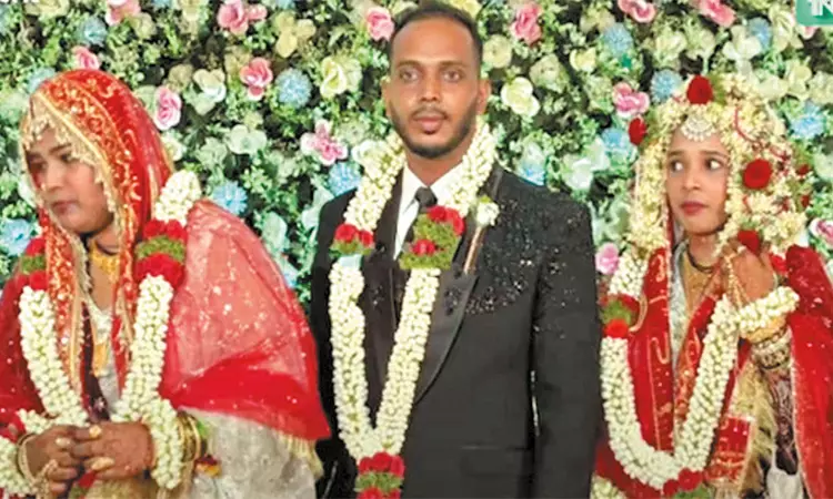 ஒரே மேடையில் 2 தோழிகளை திருமணம் செய்த வாலிபர் - மனைவிகளுடன் நடனமாடி அசத்தல் ஒரே மேடையில் 2 தோழிகளை திருமணம் செய்த வாலிபர் - மனைவிகளுடன் நடனமாடி அசத்தல்