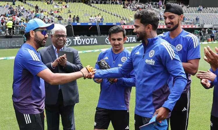 முதல் ஒருநாள் போட்டி: அறிமுக வீரராக களமிறங்கும் நிதிஸ் ரெட்டி முதல் ஒருநாள் போட்டி: அறிமுக வீரராக களமிறங்கும் நிதிஸ் ரெட்டி