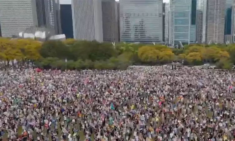 அமெரிக்காவில் டிரம்புக்கு எதிராக போராட்டம்: ஆயிரக்கணக்கானோர் பங்கேற்பு அமெரிக்காவில் டிரம்புக்கு எதிராக போராட்டம்: ஆயிரக்கணக்கானோர் பங்கேற்பு