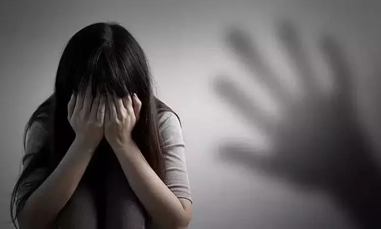 சிறுமியிடம் பாலியல் சீண்டலில் ஈடுபட்ட தந்தை - போக்சோ சட்டத்தில் கைது