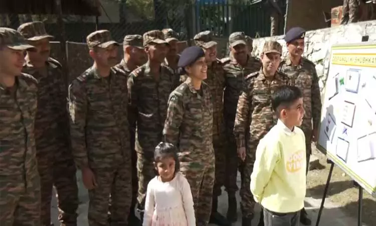 எல்லை கட்டுப்பாட்டு கோடு அருகே உள்ளூர் மக்களுடன் தீபாவளி கொண்டாடிய ராணுவ வீரர்கள் எல்லை கட்டுப்பாட்டு கோடு அருகே உள்ளூர் மக்களுடன் தீபாவளி கொண்டாடிய ராணுவ வீரர்கள்