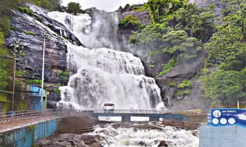 குற்றால அருவிகளில் நீடிக்கும் வெள்ளப்பெருக்கு: சுற்றுலா பயணிகள் குளிக்க 4-வது நாளாக தடை