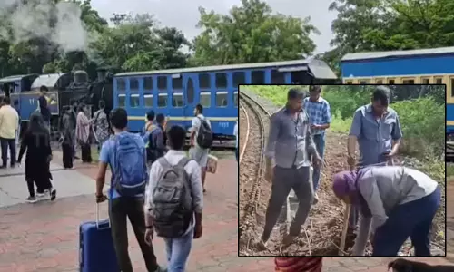 வடகிழக்கு பருவமழையால் ஊட்டி மலை ரெயில் பாதையில் மண்சரிவு
