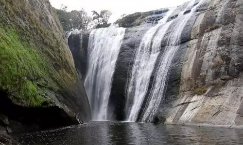 ஐந்துவீடு அருவியில் குளித்த மருத்துவ மாணவர் திடீர் மாயம் - நீரில் அடித்துச் செல்லப்பட்டாரா..? ஐந்துவீடு அருவியில் குளித்த மருத்துவ மாணவர் திடீர் மாயம் - நீரில் அடித்துச் செல்லப்பட்டாரா..?